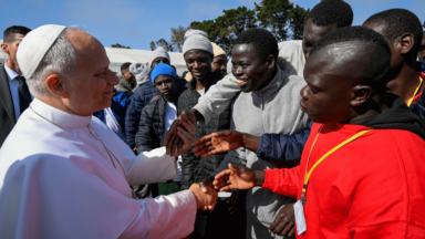 Integrar migrantes é ajudá-los a não ficarem presos em sua dor, diz Papa