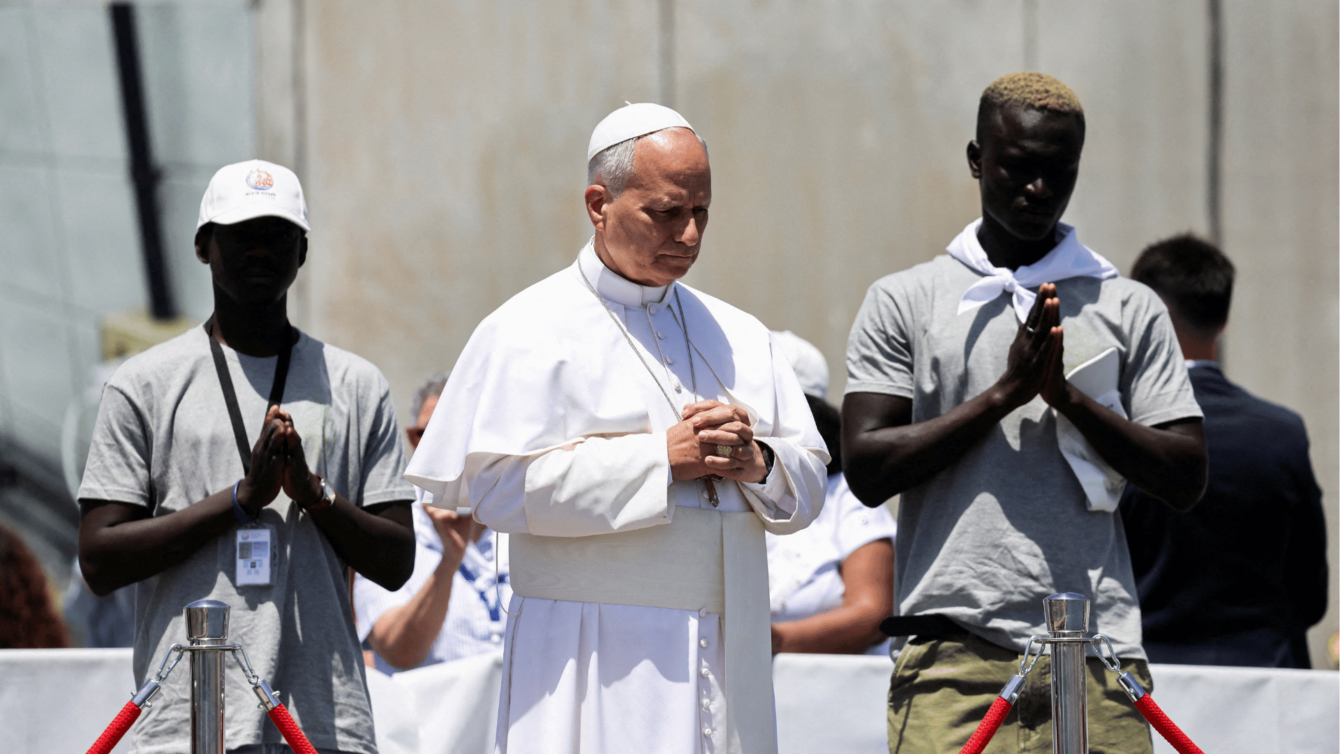 Papa Leão XIV participa de um momento de oração e silêncio em memória dos migrantes que perderam a vida ao tentar atravessar o mar em busca de um futuro melhor, durante visita ao porto de Arguineguín, nas Ilhas Canárias, Espanha.