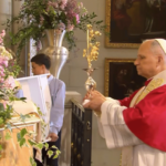 Papa homenageia Virgem de Almudena com rosa de ouro