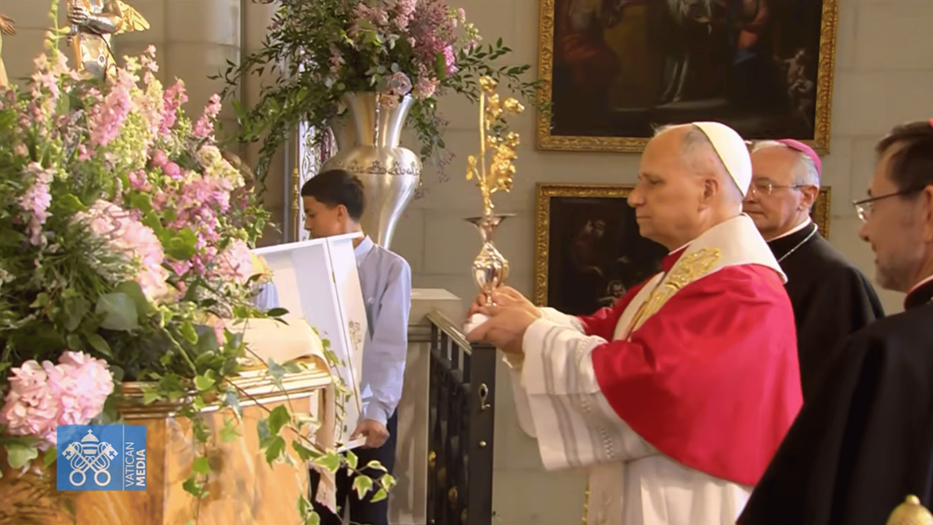 O Papa Leão XIV segura em suas mãos uma rosa de ouro e a oferece à imagem da Virgem de Almudena