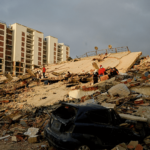 Um veículo danificado encontra-se em meio aos escombros enquanto as operações de resgate prosseguem após terremotos atingirem o país, em La Guaira, Venezuela.
