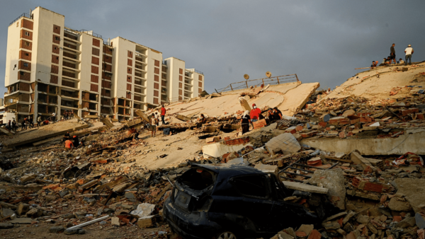 Um veículo danificado encontra-se em meio aos escombros enquanto as operações de resgate prosseguem após terremotos atingirem o país, em La Guaira, Venezuela.