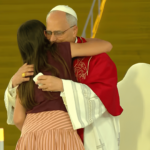 Papa leva respostas de fé a jovens em vigília de oração em Barcelona