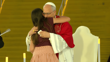 Papa leva respostas de fé a jovens em vigília de oração em Barcelona