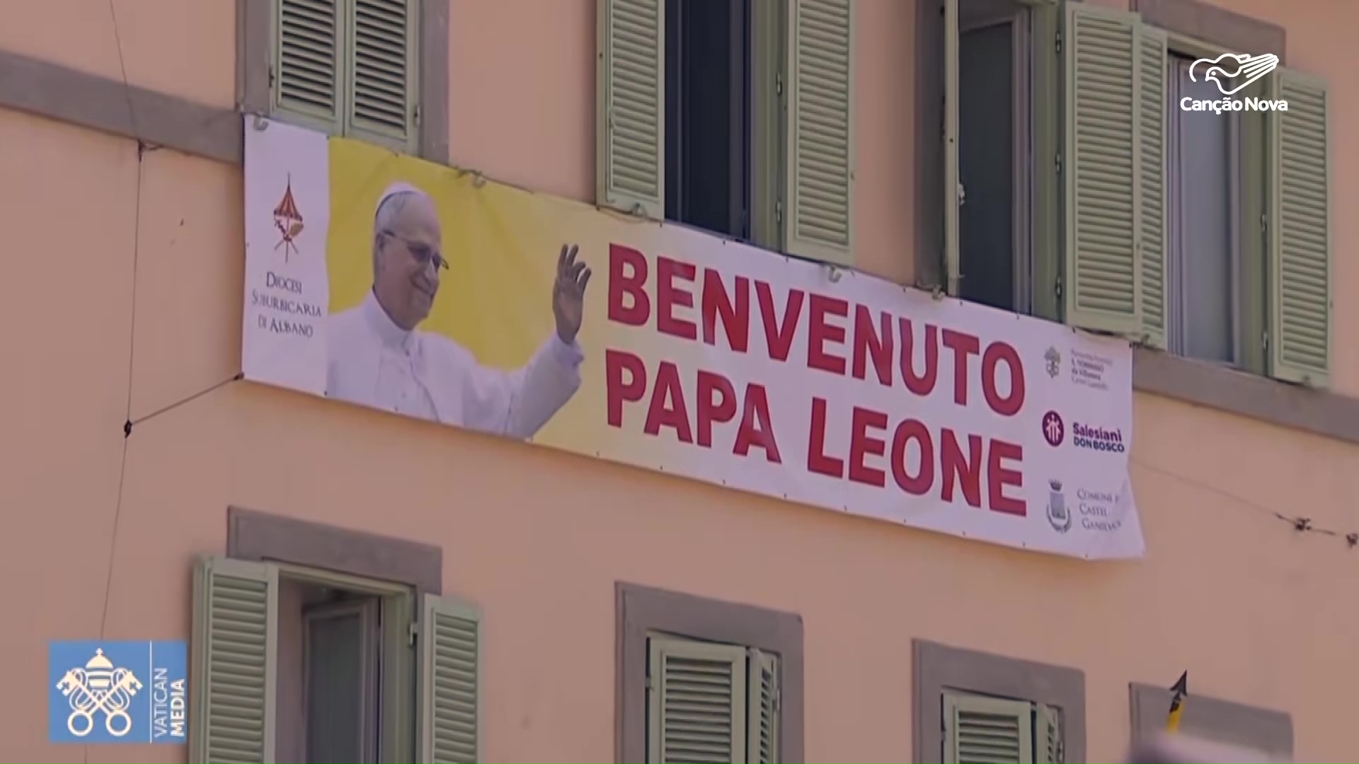 Em descanso, Papa reza o Angelus e acolhe 200 pessoas para almoço