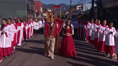 Fiéis participam da Festa do Divino Espírito Santo em Ubatuba