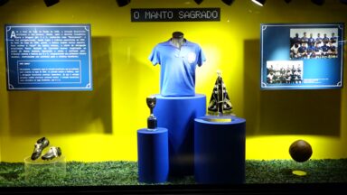Entre gols e orações, exposição mostra a fé no ambiente do futebol