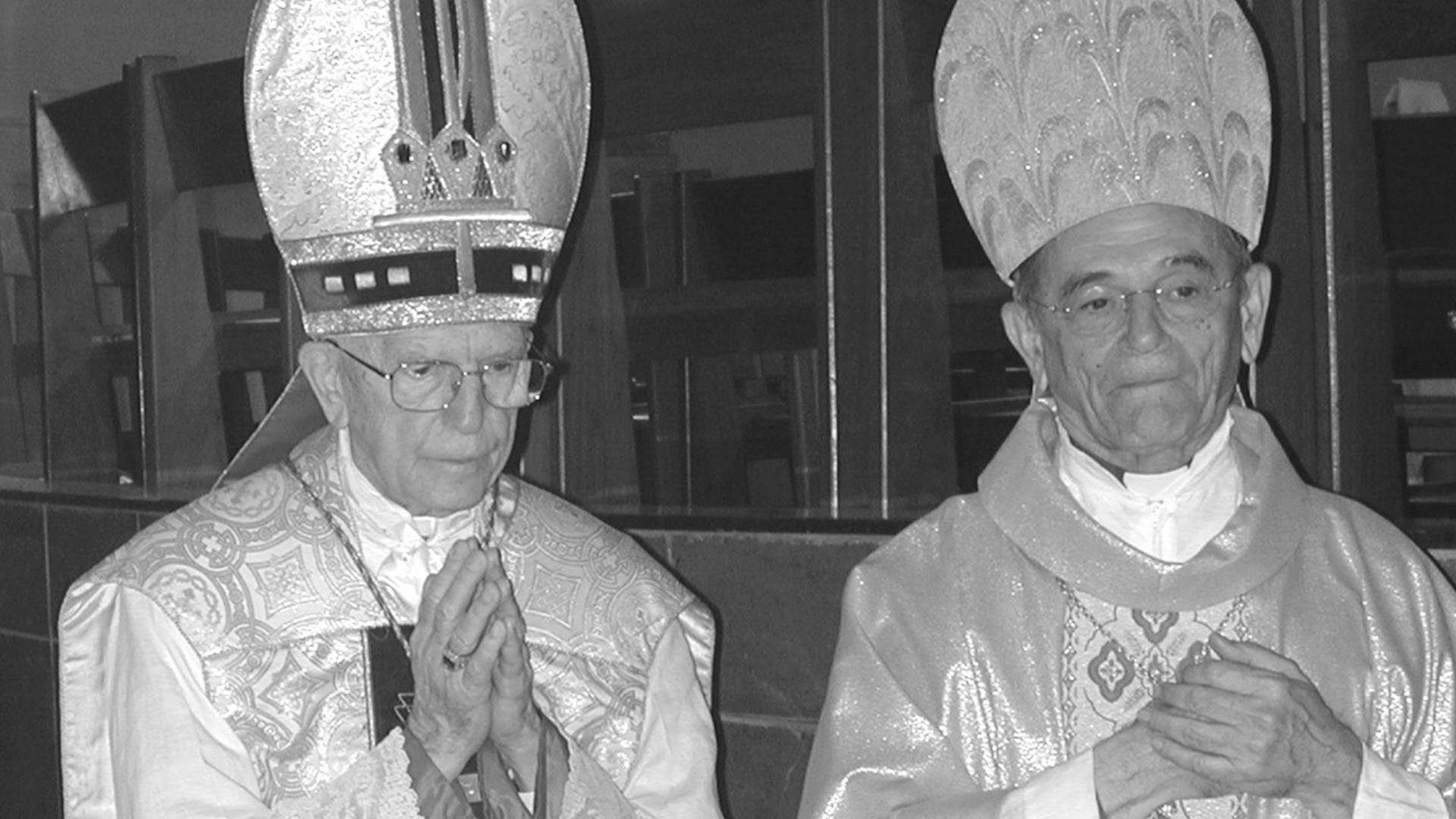 Uma foto em preto e branco mostra Dom Eugênio e Dom Heitor Sales paramentados com vestes litúrgicas