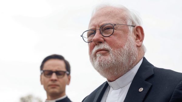 Dom Paul Richard Gallagher, secretário para as Relações com os Estados e Organizações Internacionais da Santa Sé, durante visita a Kiev, na Ucrânia. Ao fundo, outro sacerdote aparece desfocado.