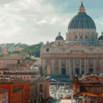 Imagem panorâmica da região de entrada na Praça São Pedro, com a Basílica de mesmo nome ao fundo