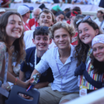 Cansaço do mundo digital leva jovens de volta às igrejas