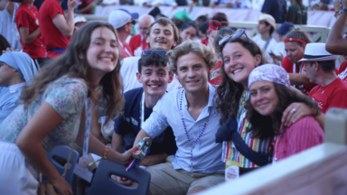 Cansaço do mundo digital leva jovens de volta às igrejas
