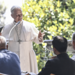 Papa: ao partilhar a mesma mesa, construímos um mundo de esperança