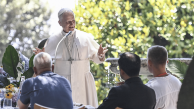 Papa: ao partilhar a mesma mesa, construímos um mundo de esperança