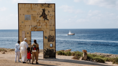Papa visita monumentos dedicados a migrantes em Lampedusa