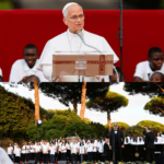 Papa Leão XIV discursa em um púlpito diante de crianças e jovens durante concerto promovido pela Andrea Bocelli Foundation, em Castel Gandolfo. / Papa Leão XIV acompanha apresentação de coral infantil e da Orquestra da Andrea Bocelli Foundation durante concerto em Castel Gandolfo, ao lado de um cardeal.