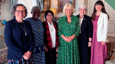 Rainha Camilla ouve o testemunho das irmãs da UISG