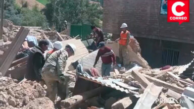 Equipes vasculham escombros após terremotos atingirem o Peru