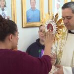 Missionários e colaboradores acolhem relíquia de São Francisco de Assis