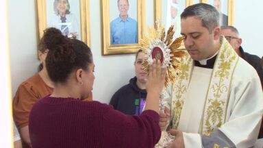 Missionários e colaboradores acolhem relíquia de São Francisco de Assis