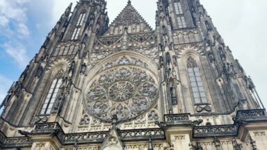 Reportagem revela como fé, cultura e poder moldam a cidade de Praga