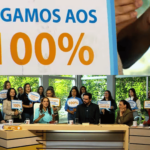 Montagem com duas fotos: a primeira de uma placa com o escrito: "chegamos aos 100%"; e a outra da bancada da Sorrindo pra Vida, com missionários e colaboradores sentados e em pé, alguns com placas comemorativas