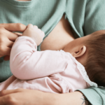 Agosto Dourado: amamentar vai além da nutrição do bebê
