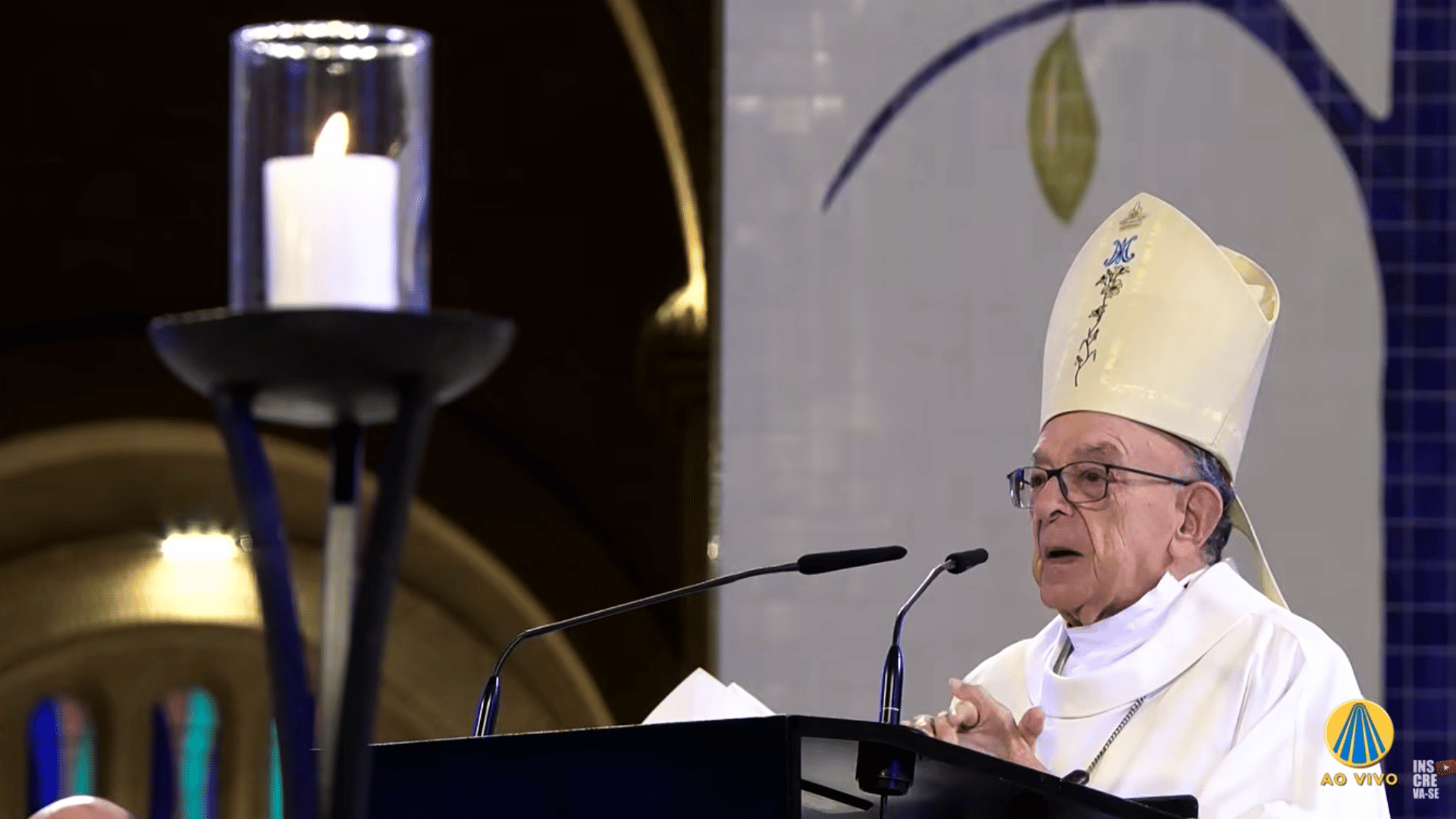 Cardeal Raymundo Damasceno durante a homilia na celebração desta quarta-feira, 5, no Santuário Nacional de Aparecida, diante do ambão.