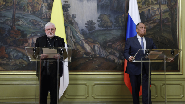O enviado do Vaticano e Secretário para as Relações com os Estados e Organizações Internacionais da Santa Sé, Dom Paul Richard Gallagher, e o ministro das Relações Exteriores da Rússia, Sergey Lavrov, participaram de uma coletiva de imprensa após reunião realizada em Moscou.