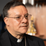 A imagem mostra, em ângulo fechado no rosto, o arcebispo de Santa Maria, Dom Leomar Brustolin