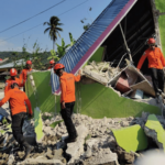 A imagem mostra equipes de resgate em meio aos escombros após o terremoto