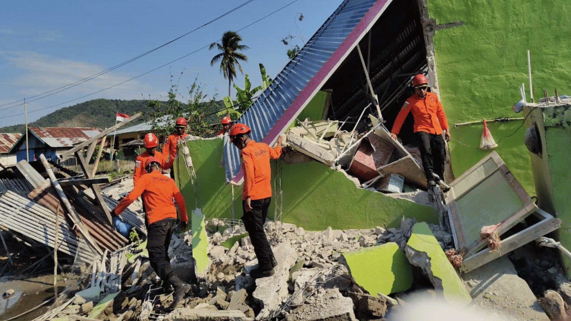 A imagem mostra equipes de resgate em meio aos escombros após o terremoto