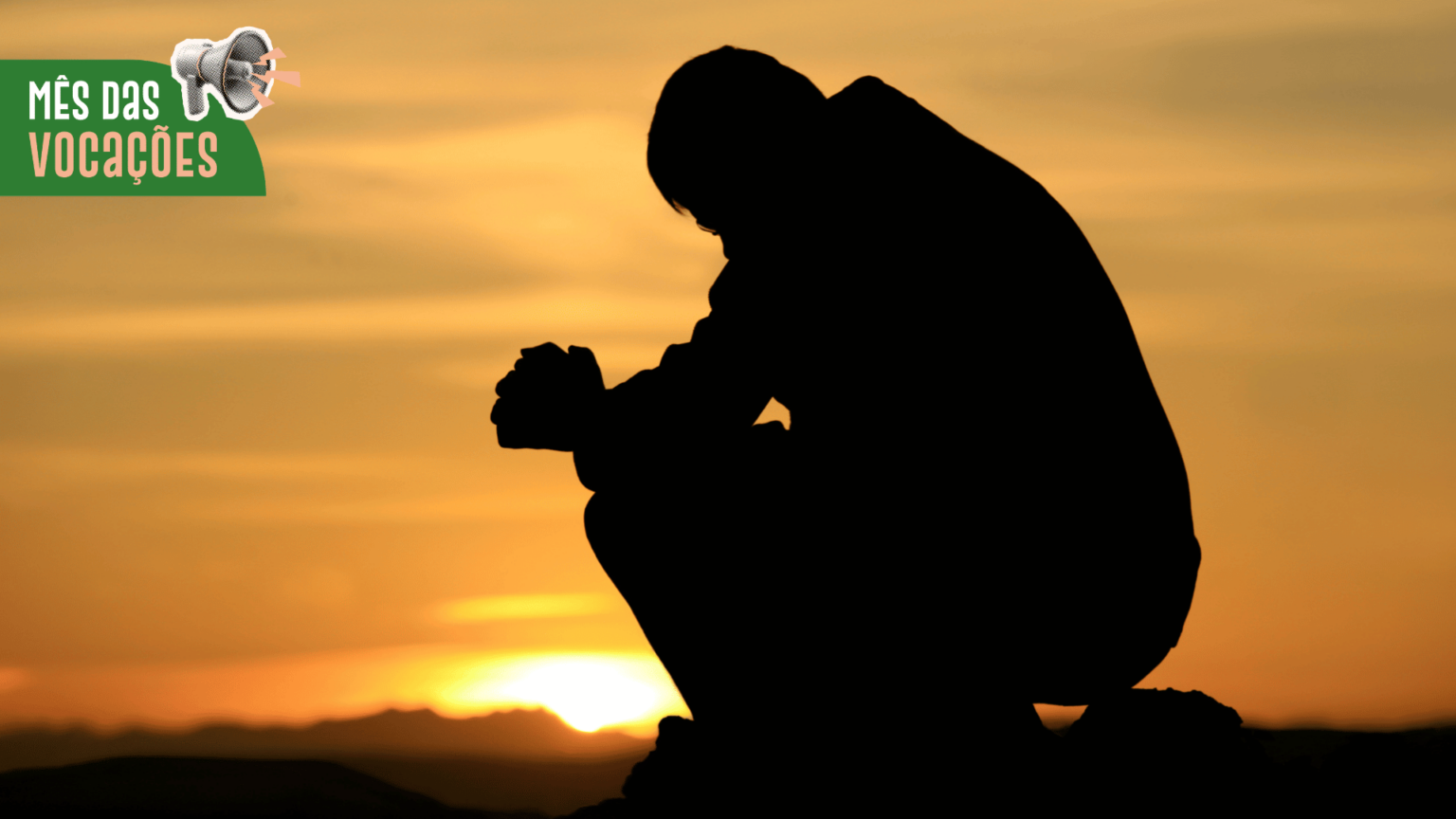 homem-adulto-rezando-por-do-sol-_-foto-canva-mes-das-vocacoes-1536x864.png