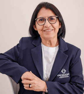 A imagem mostra a irmã Maria do Disterro com blusa branca e blazer azul
