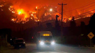 Milhares evacuam a região vinícola da Colúmbia Britânica após incêndio