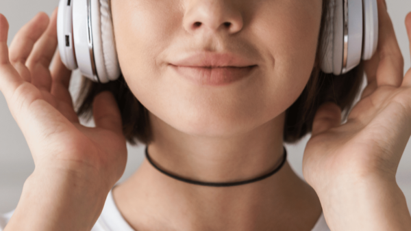Jovem usando fones de ouvido e ouvindo música.