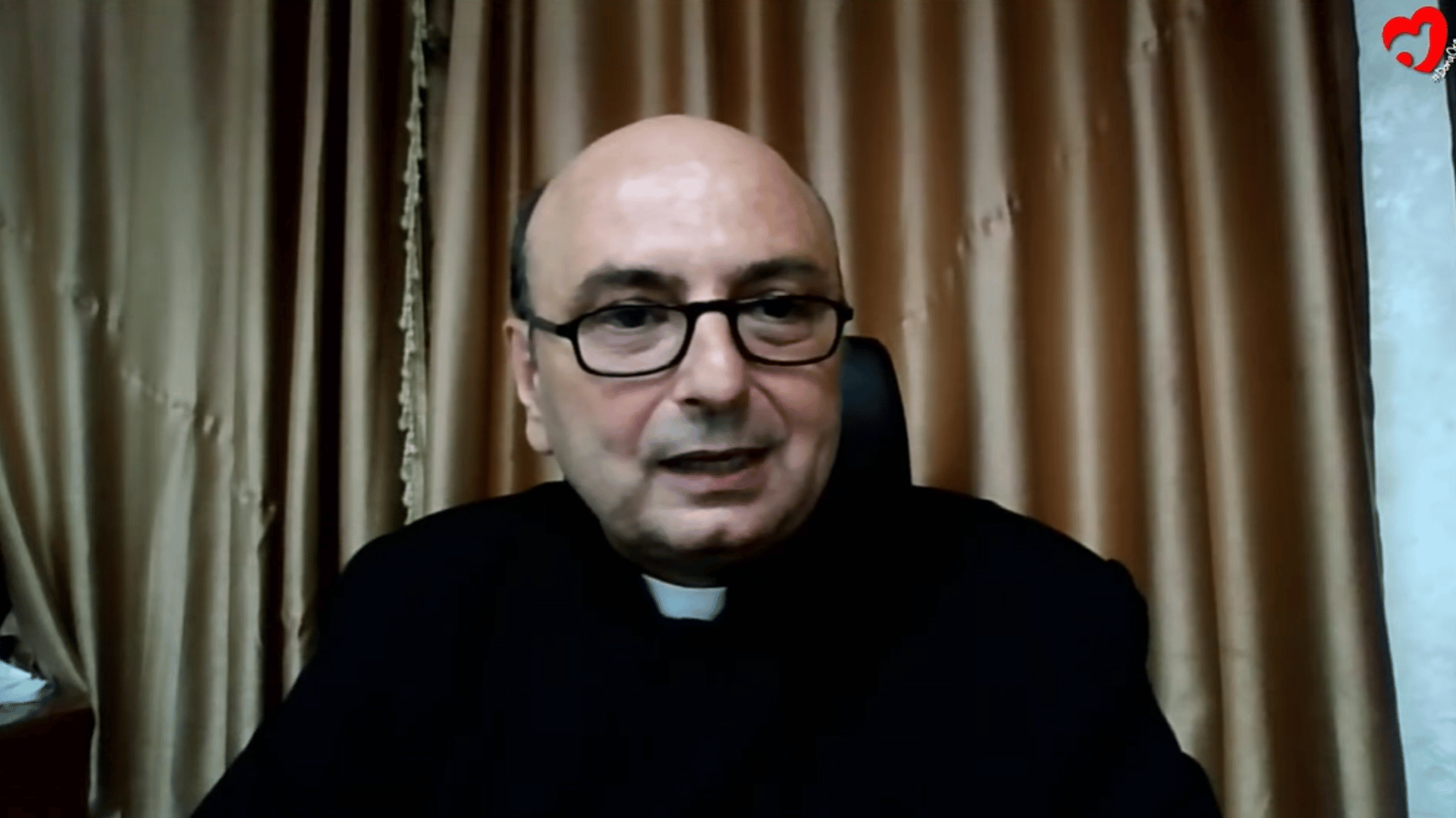 A imagem mostra o padre Gabriel Romanelli com camisa preta e clérgima