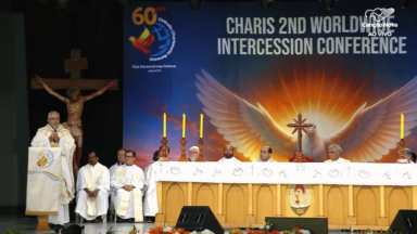 Padre Roger Luis frisa força da oração em missa no evento do Charis