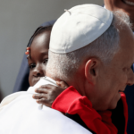 O Papa Leão XIV abraça uma criança no centro de migrantes "Las Raices", em San Cristóbal de La Laguna, Tenerife, Ilhas Canárias, Espanha, em 12 de junho de 2026, onde se encontrou com migrantes e organizações humanitárias como parte de uma viagem apostólica de sete dias à Espanha, com visitas a Madri, Barcelona e às Ilhas Canárias.