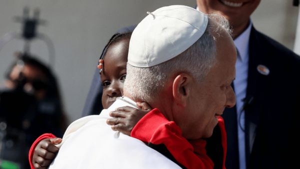 O Papa Leão XIV abraça uma criança no centro de migrantes "Las Raices", em San Cristóbal de La Laguna, Tenerife, Ilhas Canárias, Espanha, em 12 de junho de 2026, onde se encontrou com migrantes e organizações humanitárias como parte de uma viagem apostólica de sete dias à Espanha, com visitas a Madri, Barcelona e às Ilhas Canárias.
