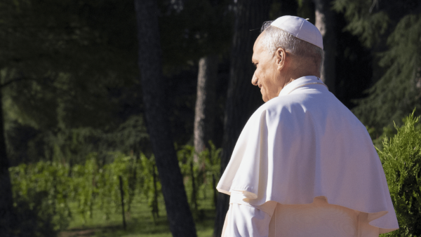 Papa Leão XIV olhando para área verde do "Borgo Laudato Si'", em Castel Gandolfo