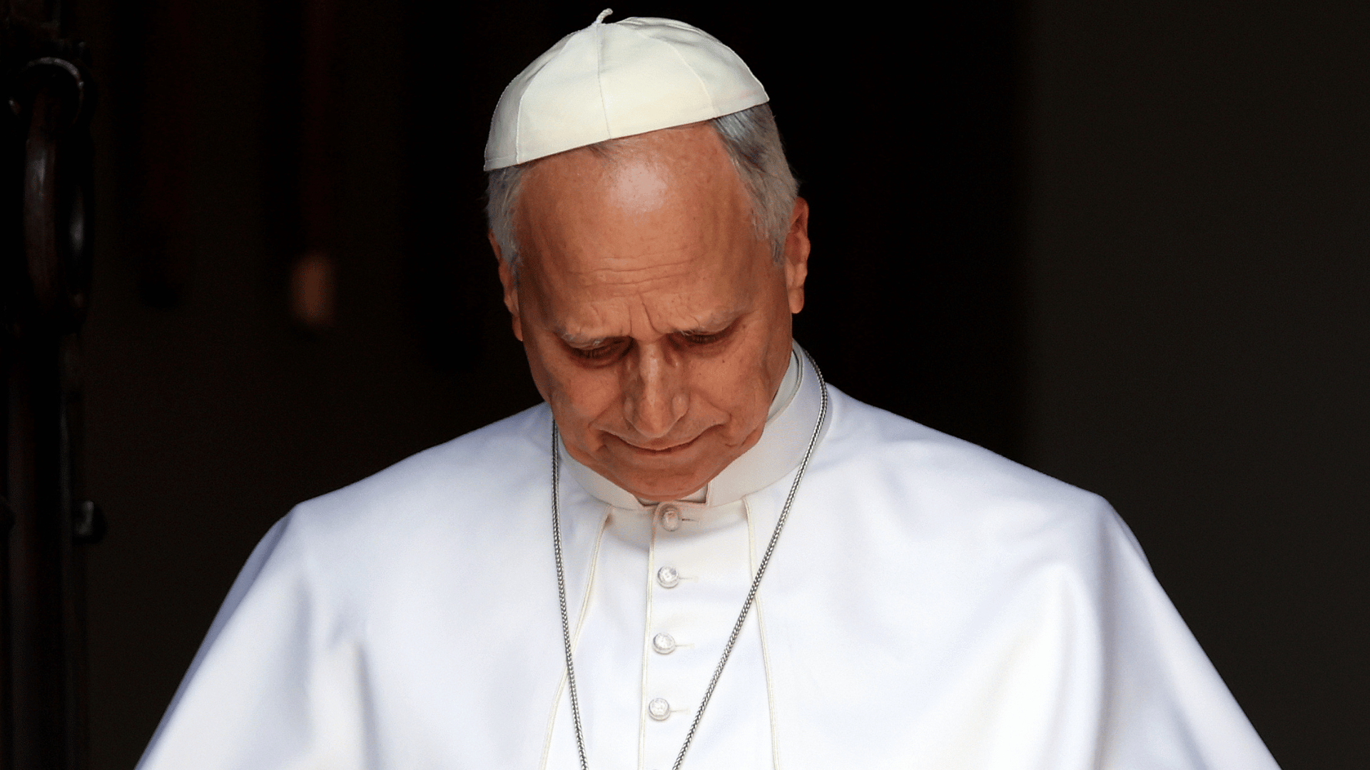 O Papa Leão XIV aparece cabisbaixo, com suas habituais vestes brancas