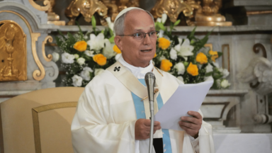 Papa convida a rever padrões estéticos: “o amor é o mais belo ornamento”