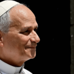Papa Leão XIV usando batina branca e solidéu, durante compromisso em Castel Gandolfo.