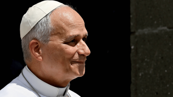 Papa Leão XIV usando batina branca e solidéu, durante compromisso em Castel Gandolfo.