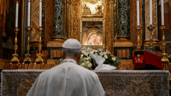 Papa Leão XIV diante da imagem de Nossa Senhora do Bom Conselho no santuário de Genazzano, na Itália.