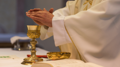 Dia do Padre: conheça funções e títulos do ministério sacerdotal