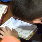 Crianças descobrem a Bíblia com leitura e desenho