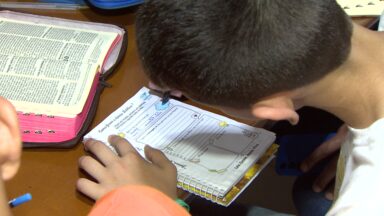 Crianças descobrem a Bíblia com leitura e desenho