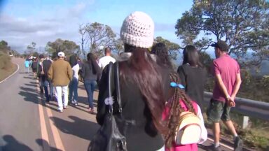 Centenas de fiéis celebram a padroeira de Minas Gerais